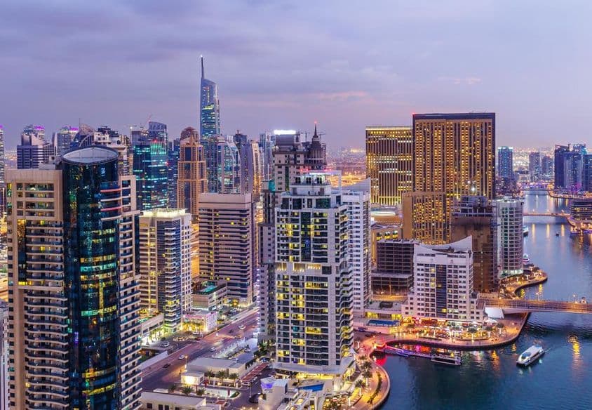 Luftaufnahme eines Autobahnknotenpunkts in Dubai.