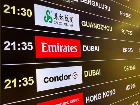 Eine Abflugtafel an einem Flughafen.