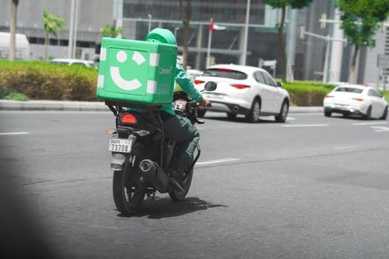 Dubai Careem Essenslieferung Motorradkapitän.