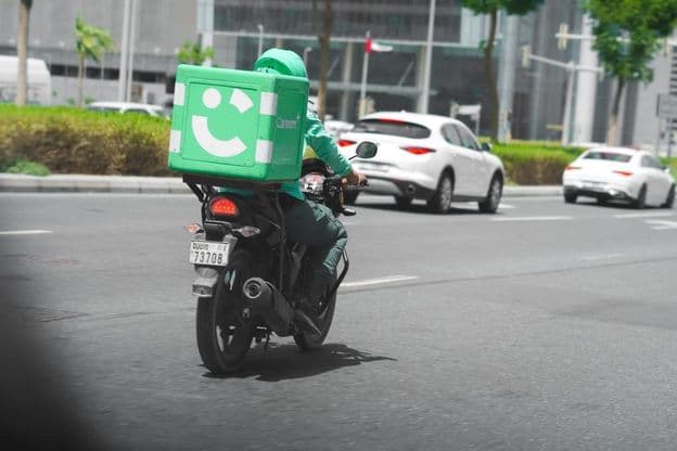 Dubai Careem Essenslieferung Motorradkapitän.