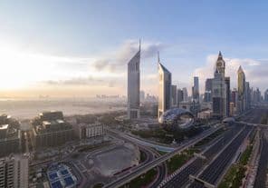 Scheich-Zayid-Straße mit Dubai Skyline bei Sonnenaufgang.
