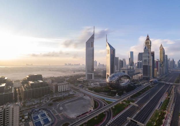 Scheich-Zayid-Straße mit Dubai Skyline bei Sonnenaufgang.