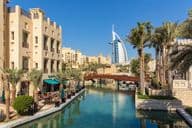 Traditionelle arabische Architektur und Wasserwege im Madinat Jumeirah Resort