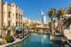 Traditionelle arabische Architektur und Wasserwege im Madinat Jumeirah Resort