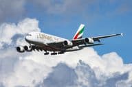 Emirates-Passagierflugzeug bei der Landung.