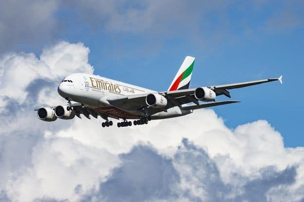 Emirates-Passagierflugzeug bei der Landung.
