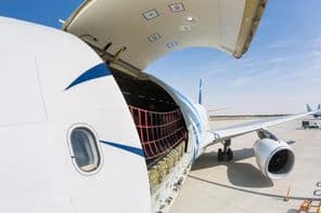 Frachtflugzeug bereit zum Beladen in Dubai