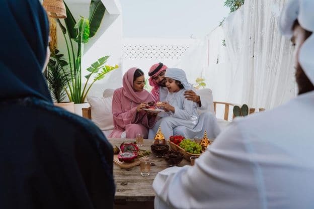 Muslimische Familie zu Hause.