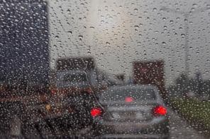 Regen durch ein Autofenster gesehen.