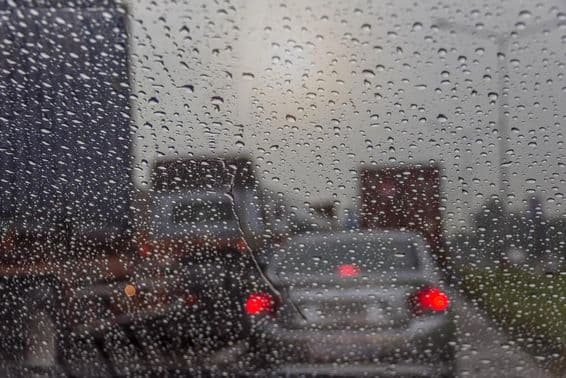 Regen durch ein Autofenster gesehen.