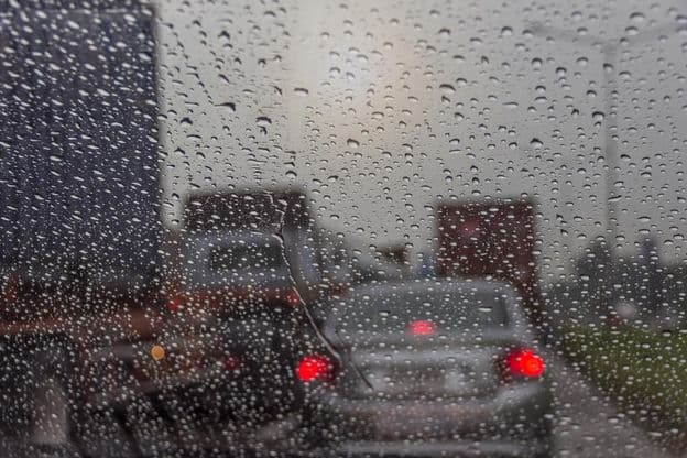 Regen durch ein Autofenster gesehen.