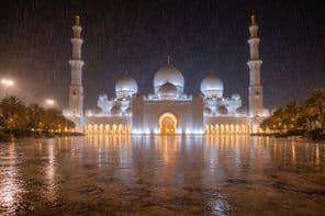 Regnerische Nacht über Moschee
