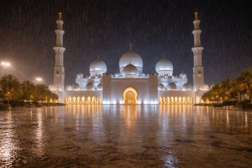 Regnerische Nacht über Moschee