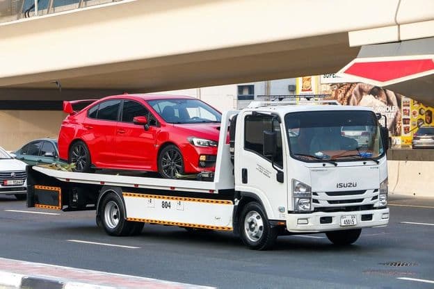 Isuzu Reward NPR weißes Zugfahrzeug.