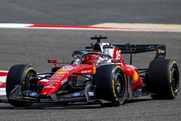 SAKHIR, BAHRAIN Charles Leclerc fährt in seinem Ferrari.