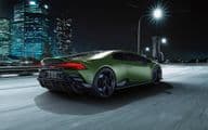 Ein matt dunkelgrüner Lamborghini Huracan