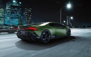 Ein matt dunkelgrüner Lamborghini Huracan