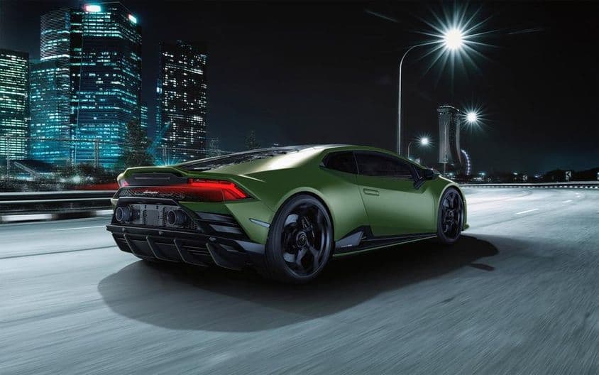 Ein matt dunkelgrüner Lamborghini Huracan