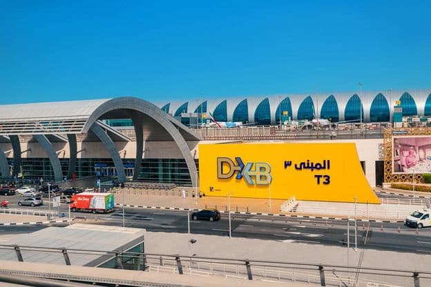 Eingang zum modernen Dubai DXB Flughafenterminal.
