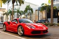 Roter Ferrari 488 GTB geparkt