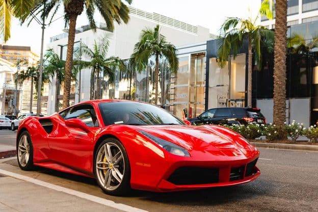 Roter Ferrari 488 GTB geparkt