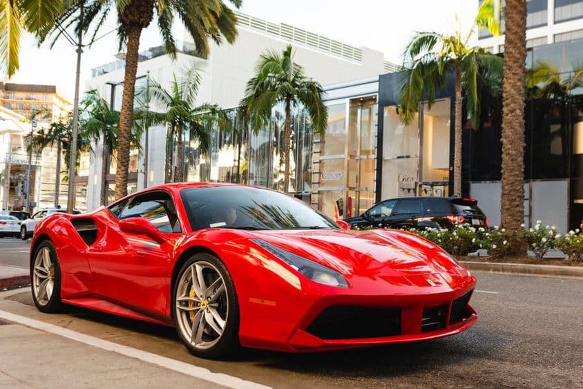 Roter Ferrari 488 GTB geparkt