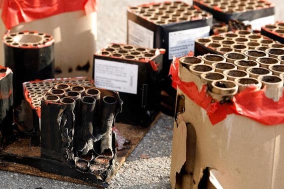 Abfall von abgebrannten Feuerwerkskörpern