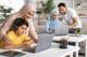 Familie lernt online zu Hause