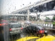 Verkehr an einem Regentag durch ein Autofenster