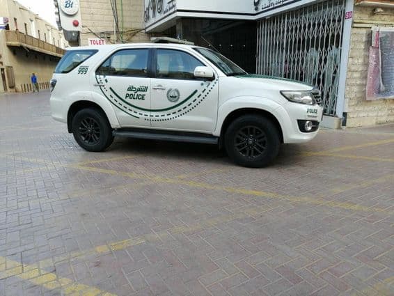 ein Polizeiauto in Dubai auf der Straße