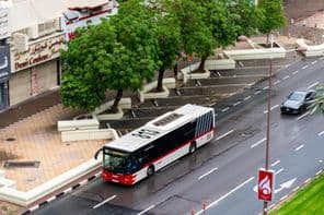 Ansicht eines Busses auf der Straße in Dubai City.