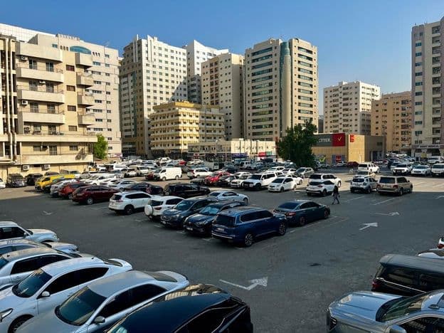 Großer Parkplatz gefüllt mit Autos in Schardscha, Vereinigte Arabische Emirate.