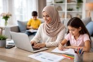 Heimarbeit mit der Familie zusammen