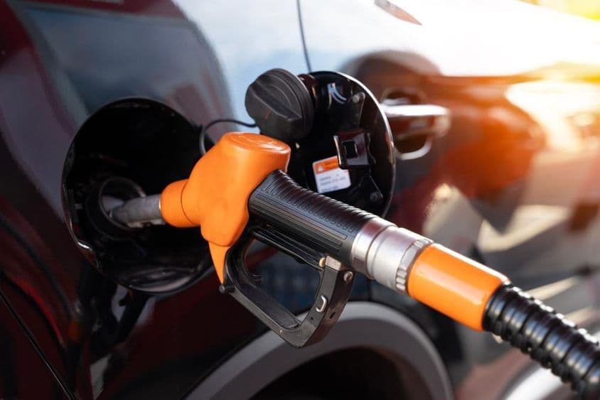 Ein Auto wird mit Benzin betankt