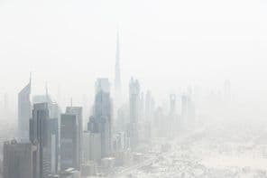 Ansicht der städtischen Skyline im Nebel, Dubai, Vereinigte Arabische Emirate