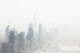 Ansicht der städtischen Skyline im Nebel, Dubai, Vereinigte Arabische Emirate