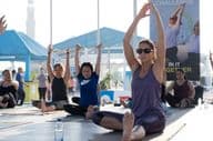 Frauen machen Aerobic und Yoga während der Dubai Fitness Challenge.