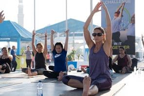 Frauen machen Aerobic und Yoga während der Dubai Fitness Challenge.