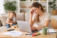 Arbeiten von zu Hause mit einem Kind