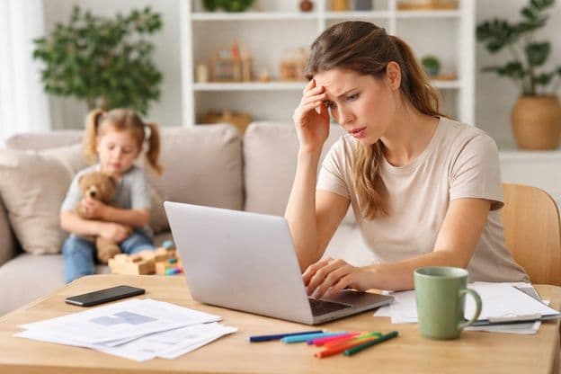 Arbeiten von zu Hause mit einem Kind