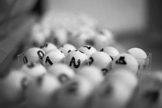 Weiße Kugeln mit Zahlen für das Lotteriespiel