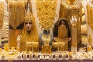 Bild von Damenschmuck in einer Auslage auf dem Goldsouk-Markt in Dubai.