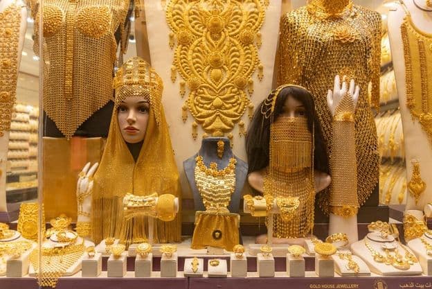 Bild von Damenschmuck in einer Auslage auf dem Goldsouk-Markt in Dubai.