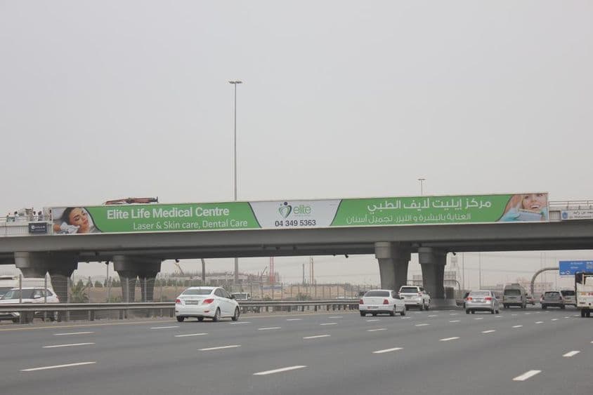 Sheikh Mohammed Bin Zayed Road verbindet die Emirate Dubai und Sharjah.
