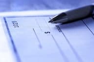 Stift zum Schreiben eines Bankschecks