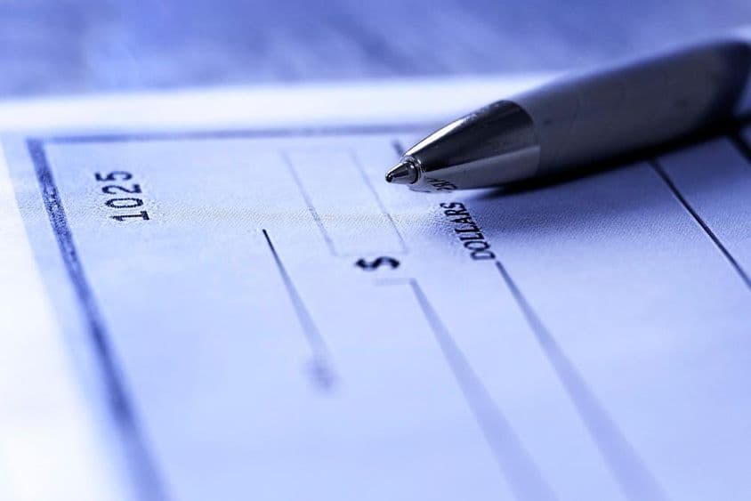 Stift zum Schreiben eines Bankschecks