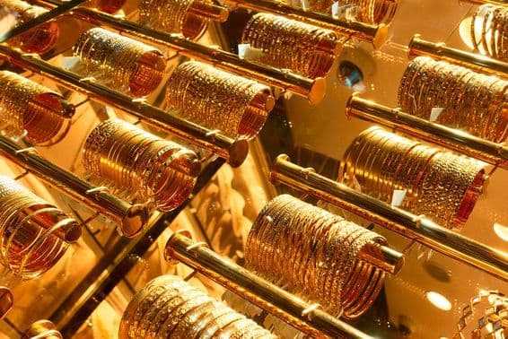 Goldarmbänder in einem Juweliergeschäft auf dem Dubai Gold Souk-Markt