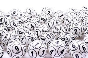 Lottokugeln in einem Haufen.