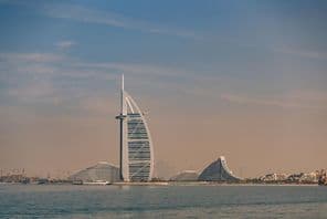 Das Burj Al Arab Hotel im modernen Dubai