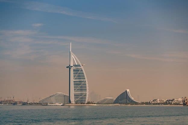 Das Burj Al Arab Hotel im modernen Dubai